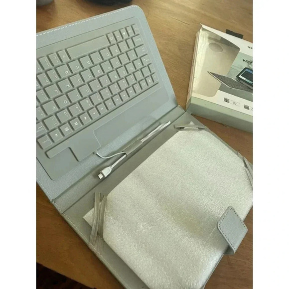 Polaroid 9-10" Universal Keyboard Folio for Tablets - Picture 7 of 9